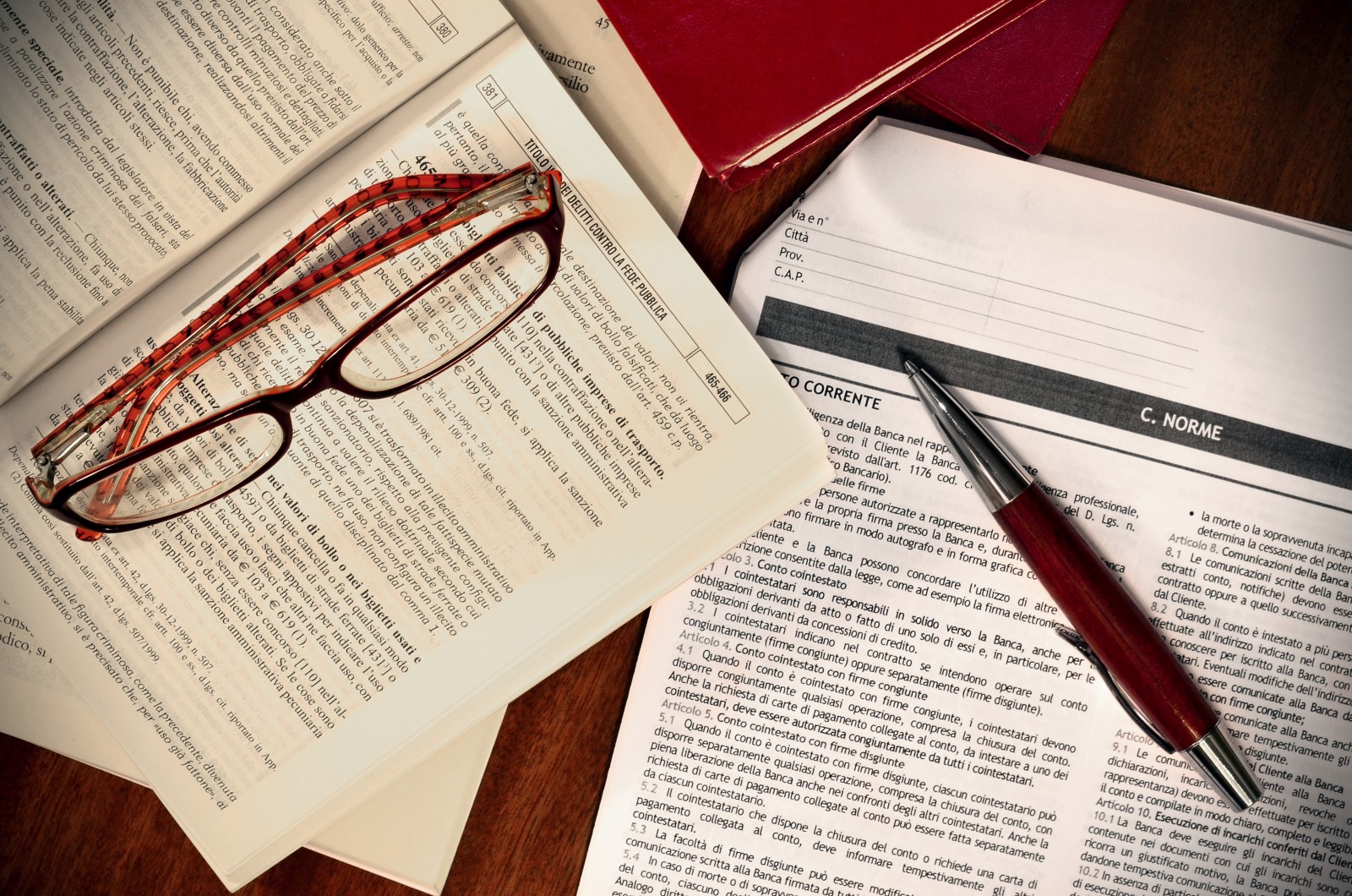 Libri, contratto e codici per avvocato